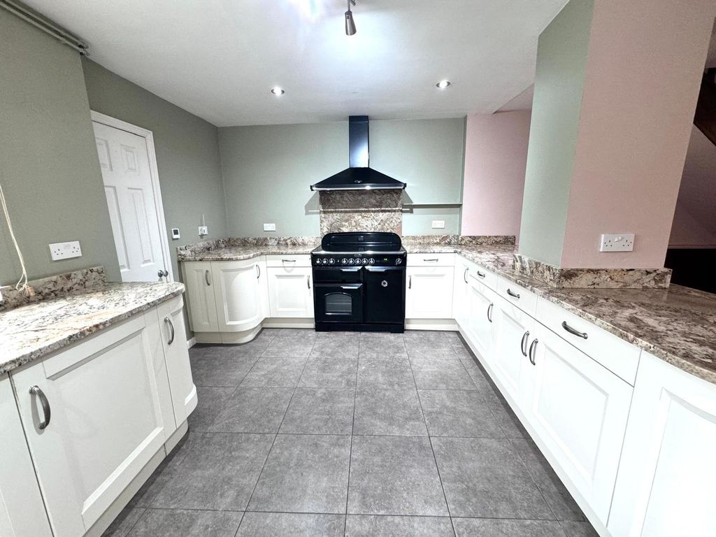 Property photo 2 of 12 Picture No. 32