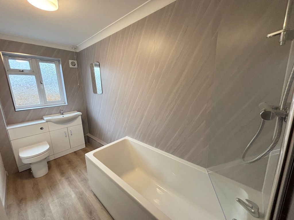 Property photo 1 of 9 Bathroom