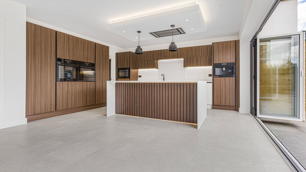 Property photo 2 of 37