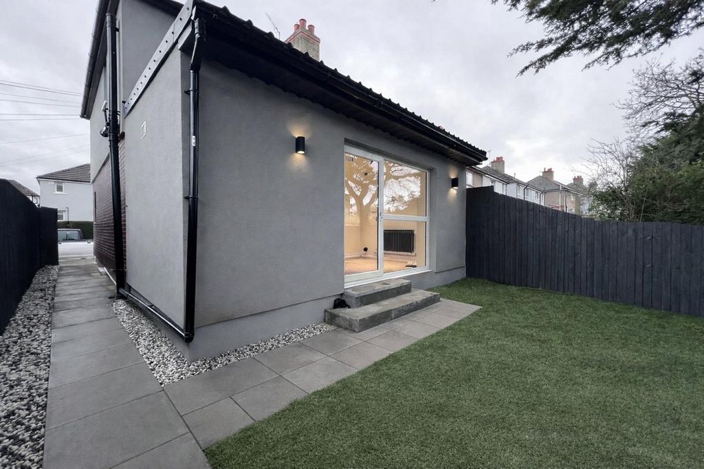 Property photo 2 of 33
