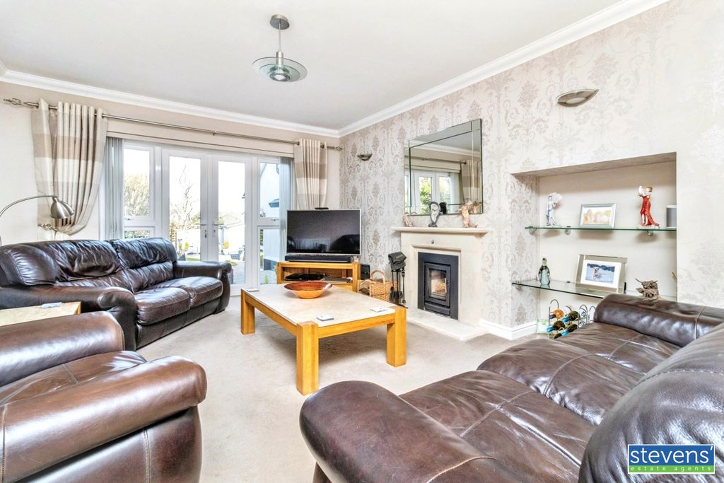 Property photo 3 of 16 Living Room