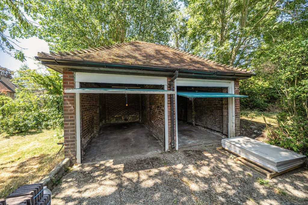 Property photo 3 of 10 Garage