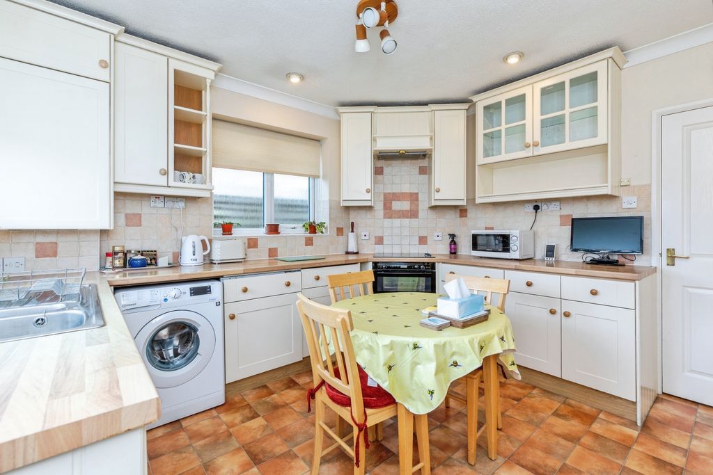 Property photo 3 of 19 Kitchen