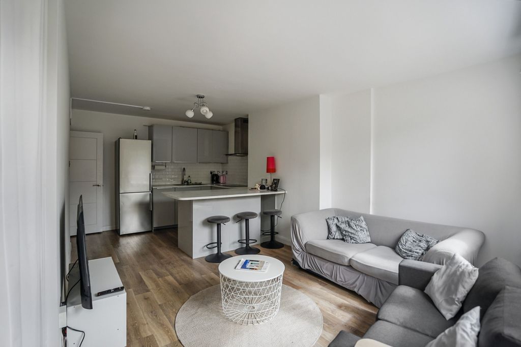 Property photo 3 of 24 Flat 14, Albert Starr House, Haddonfield Estate, Bush Road, Surrey Quays, London Se8 5As