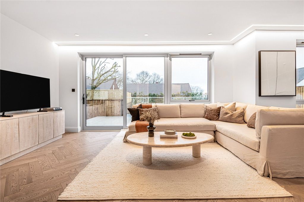 Property photo 2 of 27 Picture No. 16