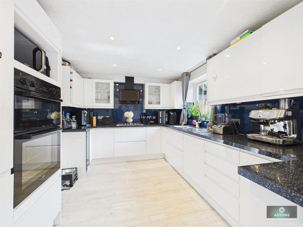 Property photo 3 of 25 Cam04622G0-Pr0087-Still018.Jpg