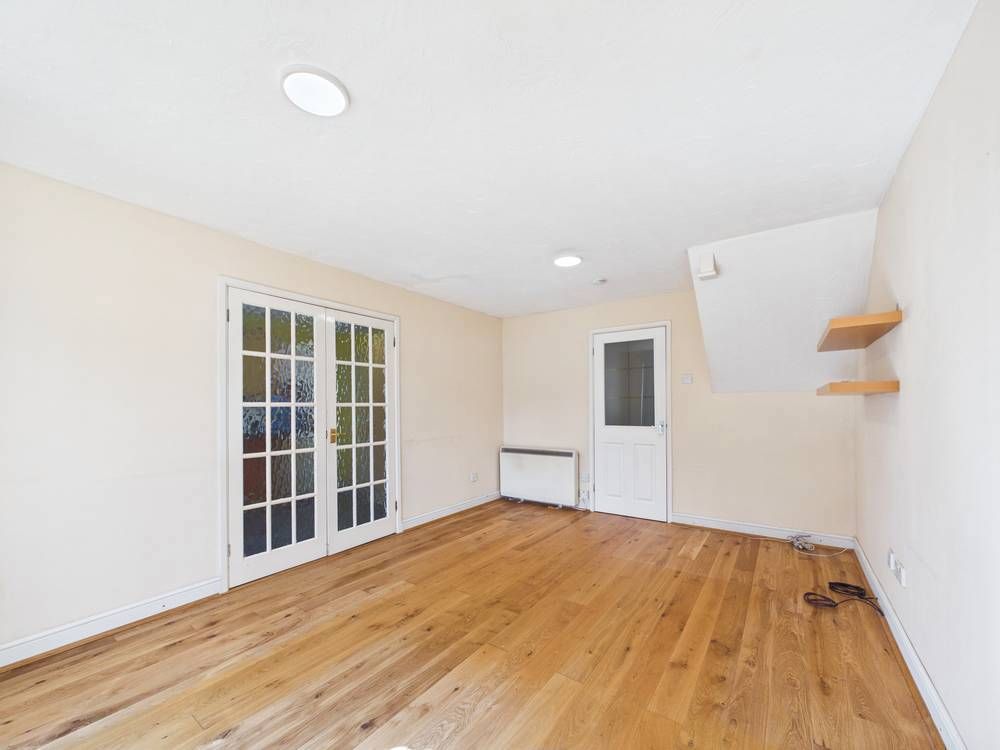 Property photo 3 of 13 Giraffe360-Still003