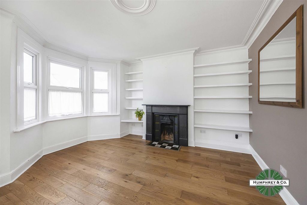 Property photo 3 of 14 17B  Ambleside Road -002.Jpg