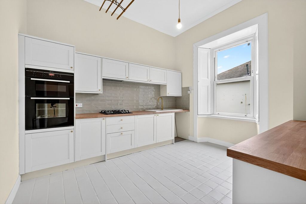 Property photo 2 of 32