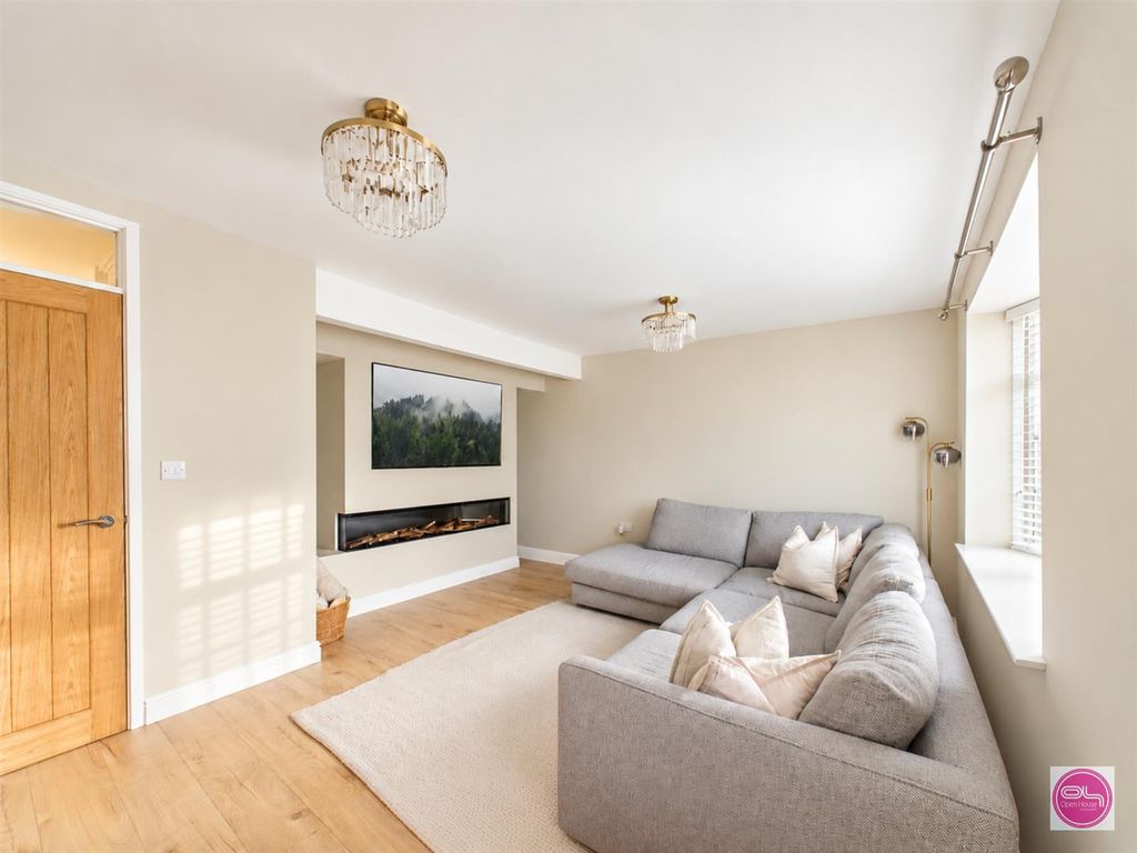 Property photo 3 of 23 Hawthorn Cresent, Stapenhill (13).Jpg