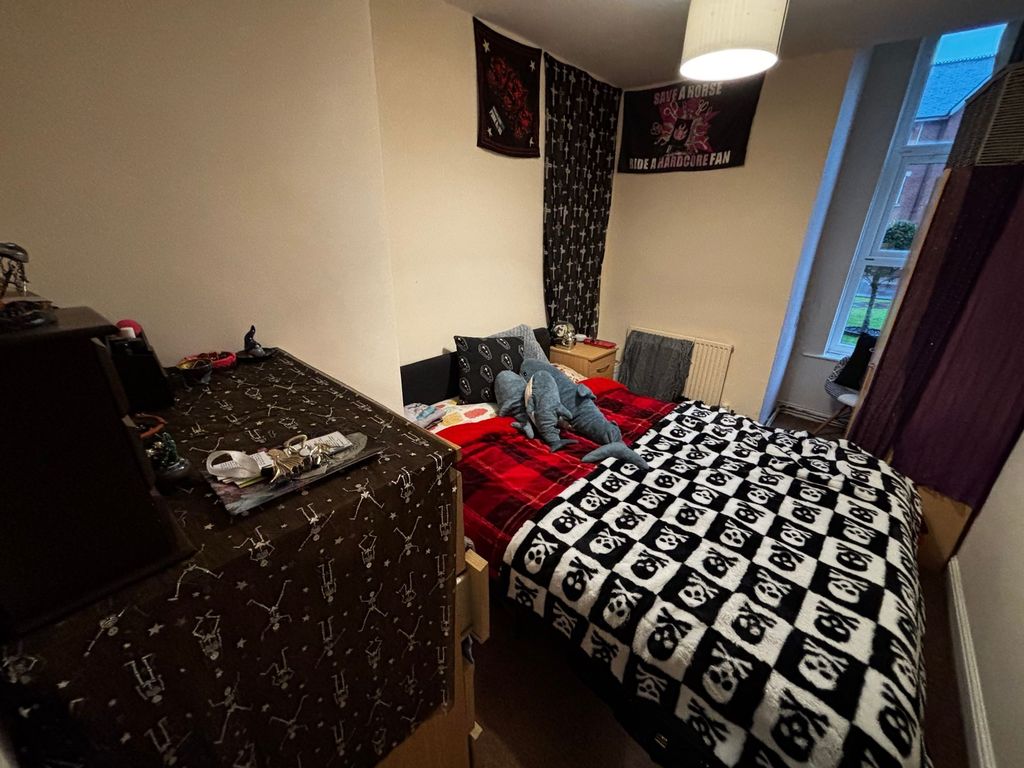 Property photo 3 of 5 Cosy Double Bedroom With A Patterned Skull Throw, ...