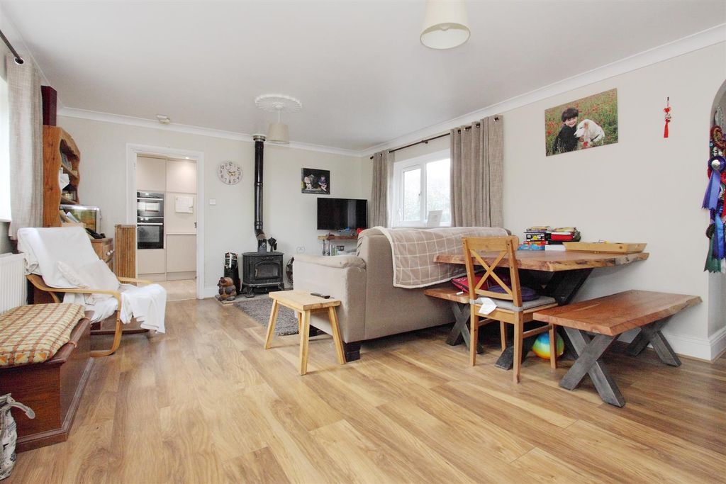 Property photo 3 of 17 2 Danebury View Ph13.Jpg