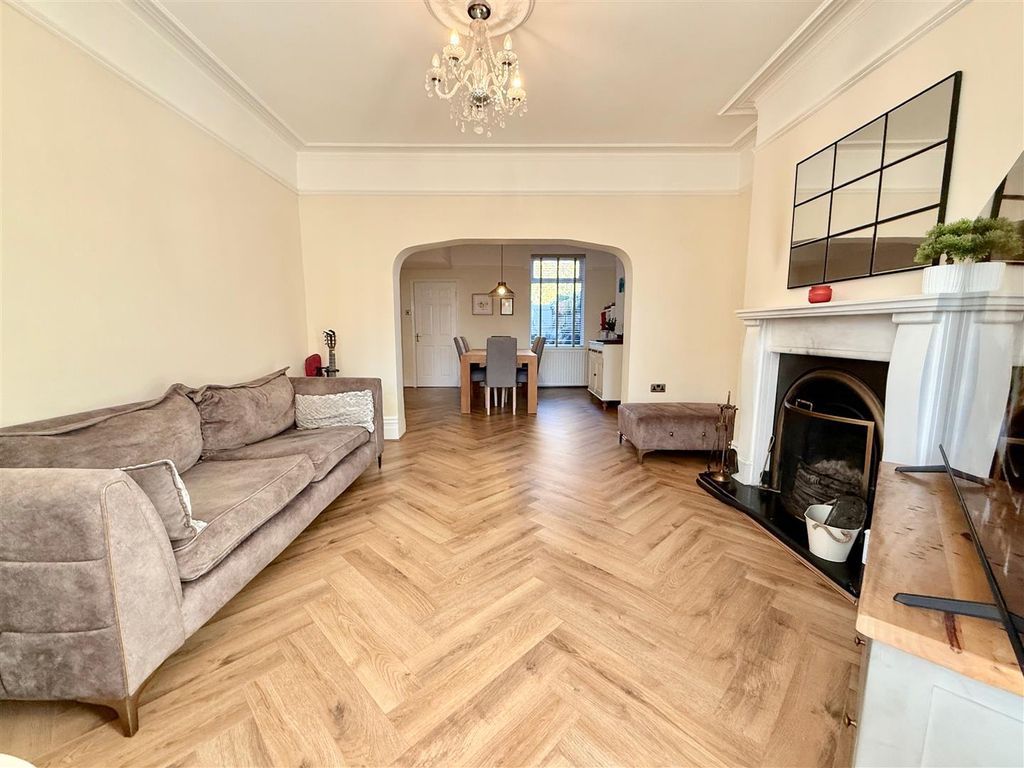 Property photo 3 of 22 Lounge