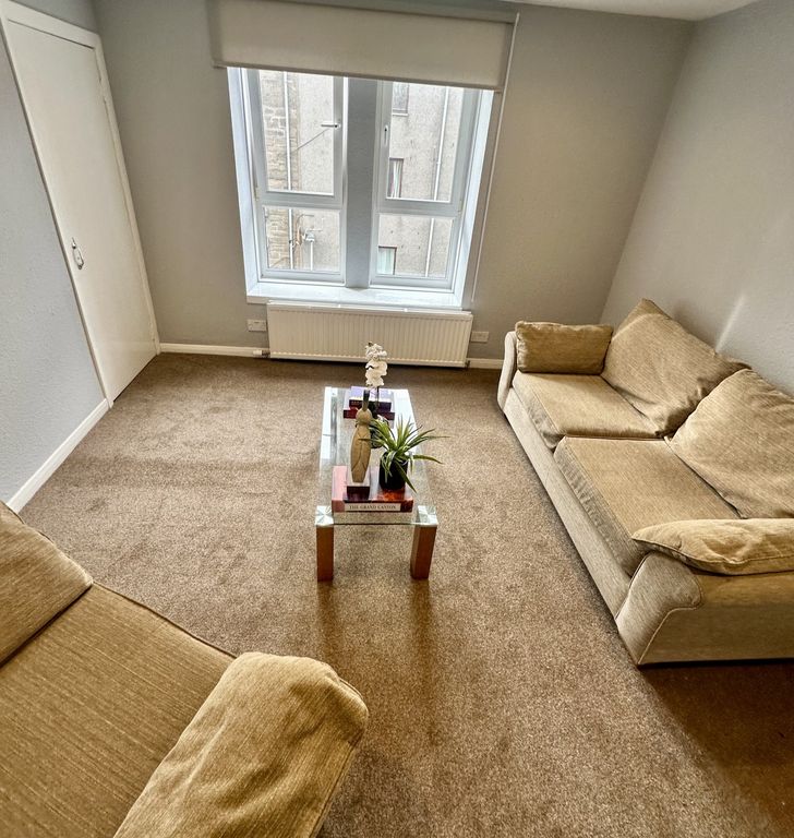 Property photo 3 of 11 Living (c)