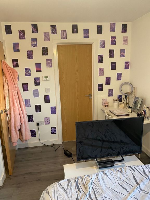 Property photo 3 of 14 Bright, Neatly Arranged Bedroom With Modern Lamina...