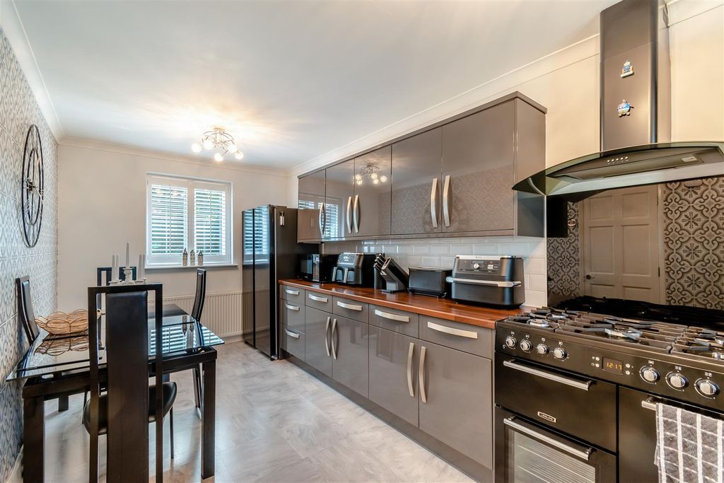 Property photo 2 of 20 8699028-Interior02.Jpg