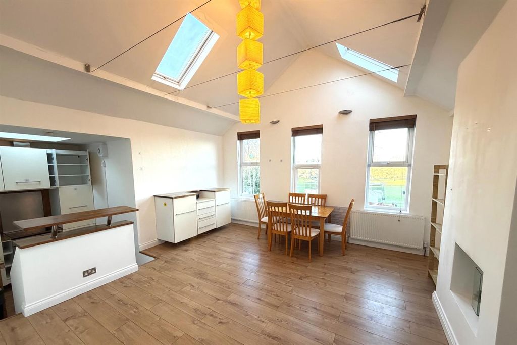 Property photo 2 of 9 Lounge.Jpg