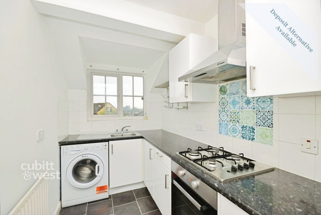 Property photo 2 of 9 Kitchen