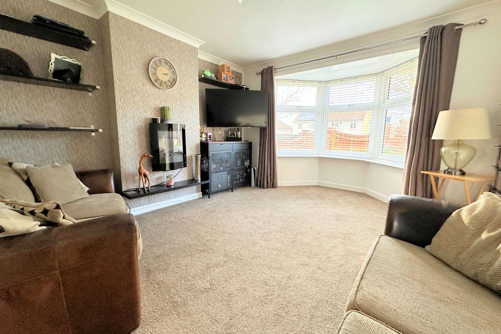 Property photo 2 of 17 Lounge