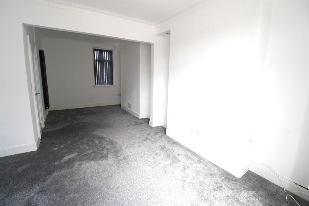 Property photo 3 of 15 Spacious Open-Plan Lounge-Diner