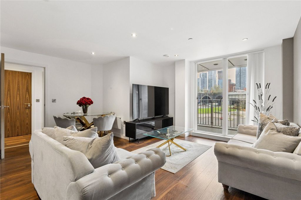 Property photo 1 of 15 Lounge