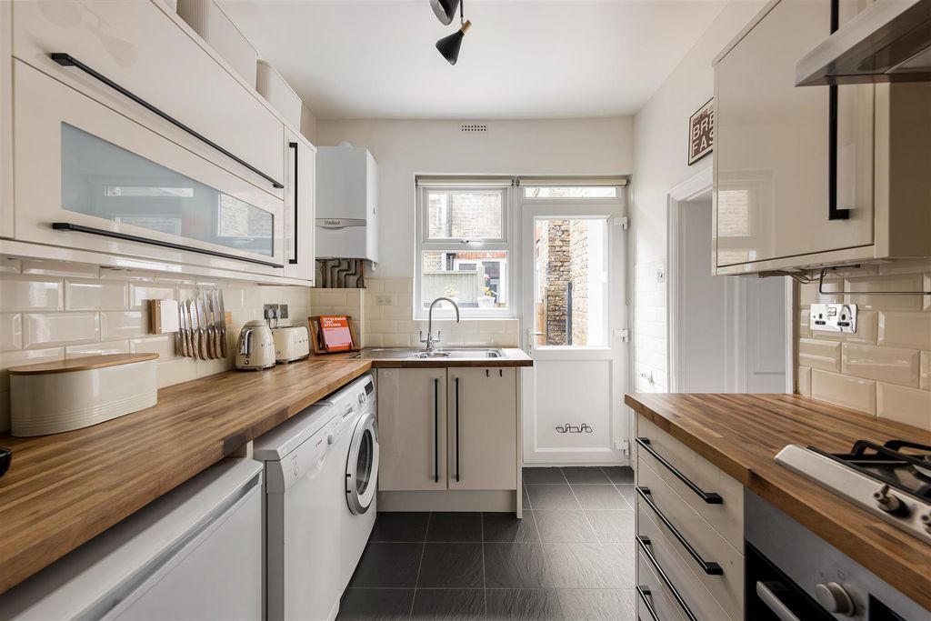Property photo 3 of 32 Colworth Road, E11