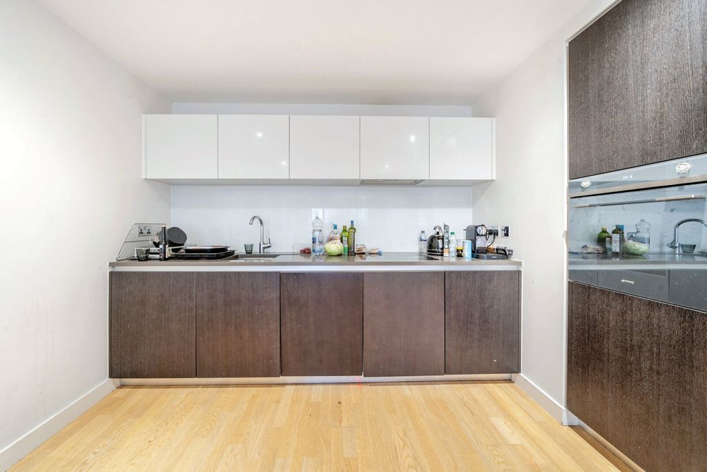 Property photo 3 of 10 Kitchen