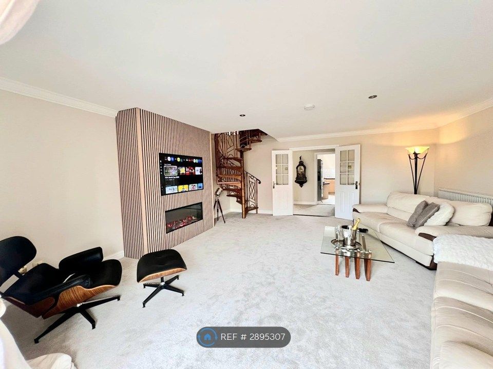 Property photo 3 of 31 Modern Media Wall