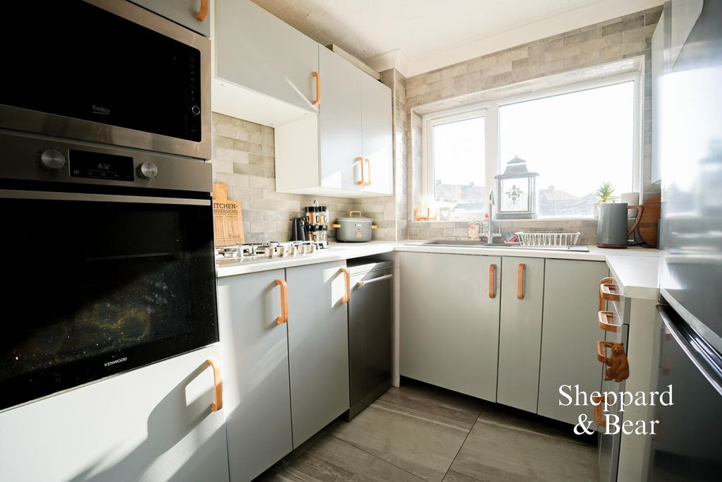 Property photo 3 of 33 Kitchen