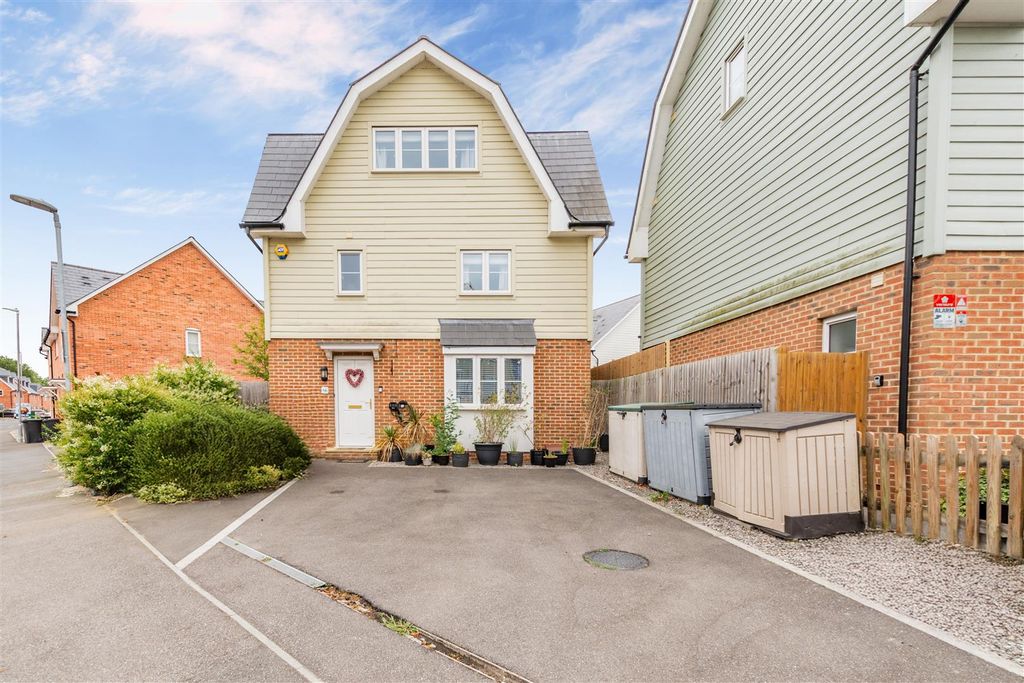 Property photo 1 of 17 8652779-Exterior03.Jpg