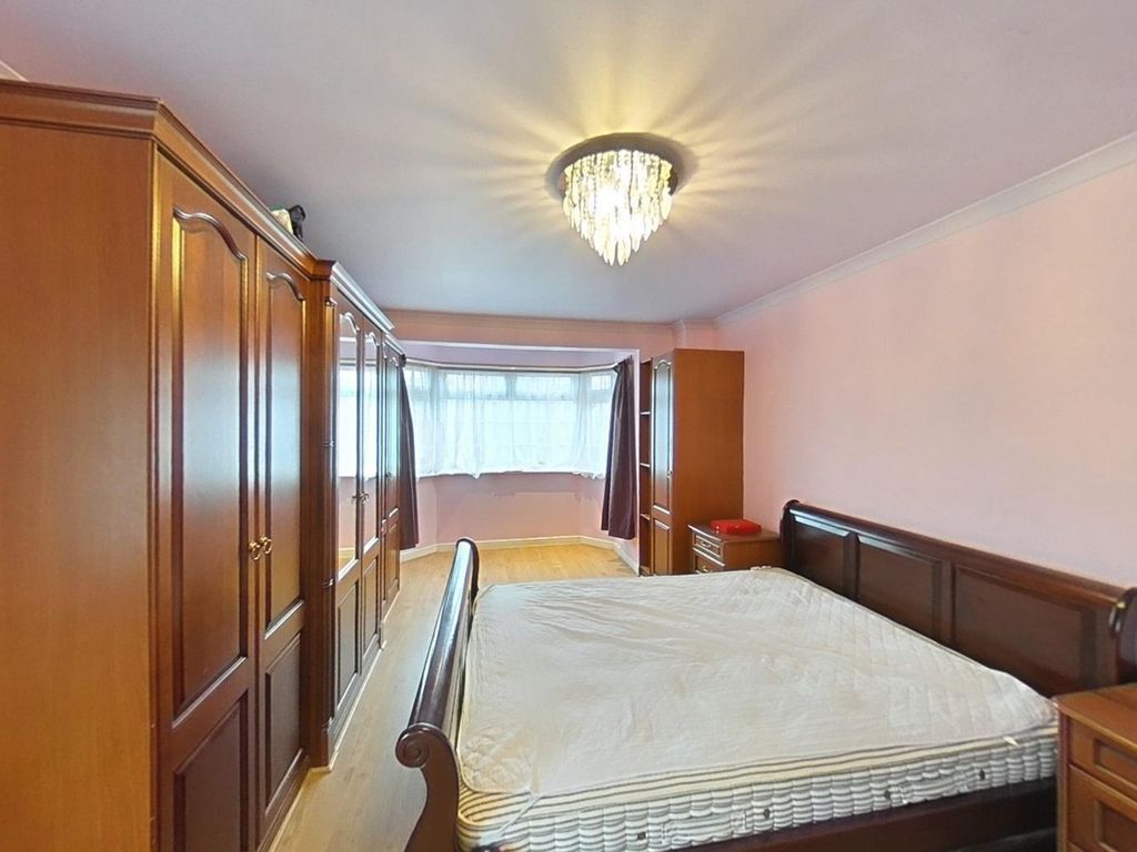 Property photo 3 of 17 Bannister Close (4)