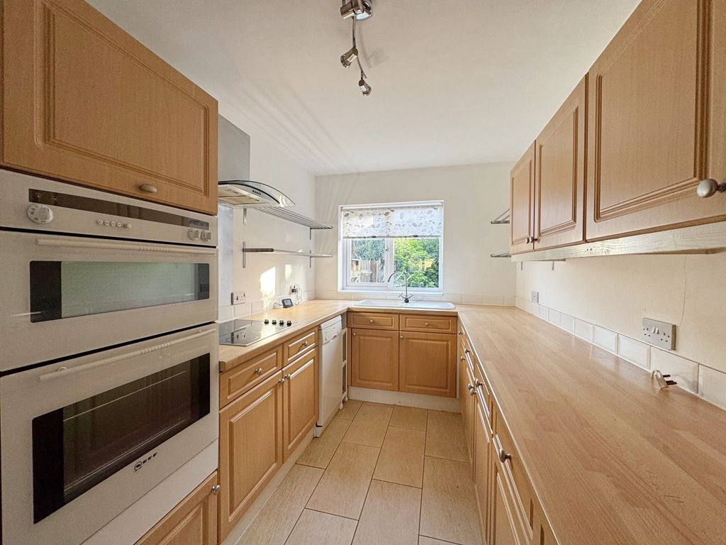 Property photo 3 of 11 Kitchen