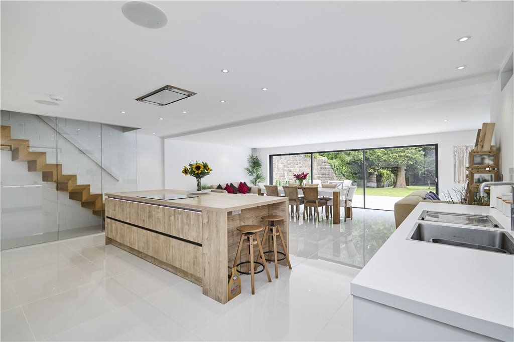Property photo 2 of 32 Contemporary Living
