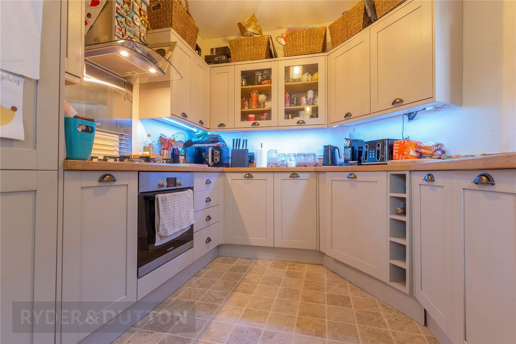 Property photo 2 of 12 Kitchen: