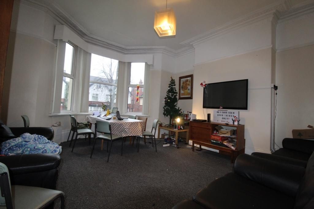 Property photo 2 of 9 Spacious Communal Living Room With A Large Bay Win...