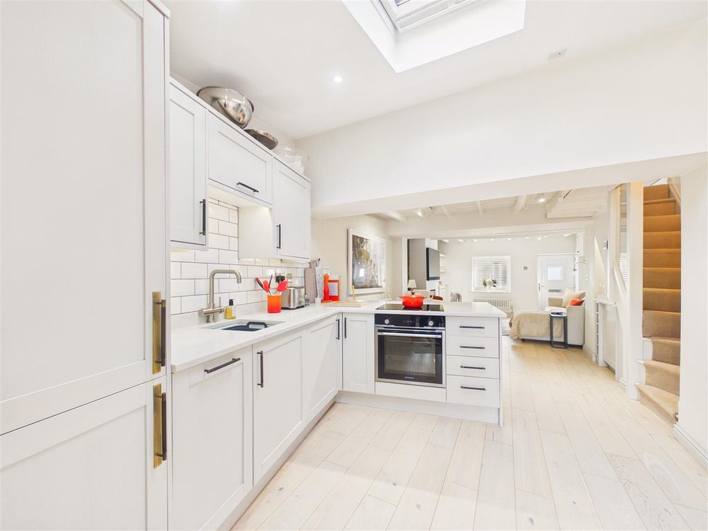 Property photo 3 of 10 Kitchen