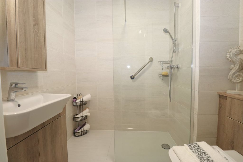 Additional image 9 of 1 bed property for saleVictoria Road, Farnborough GU14