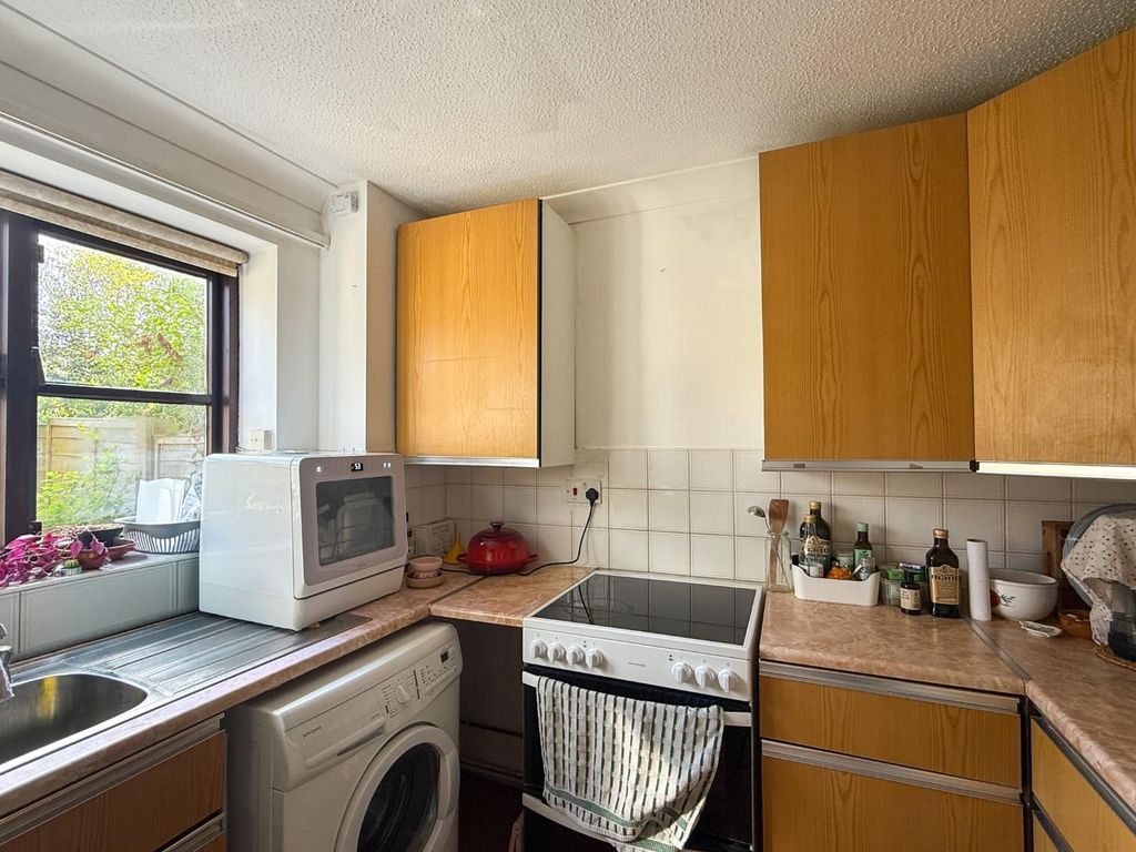 Property photo 2 of 8 Kitchen