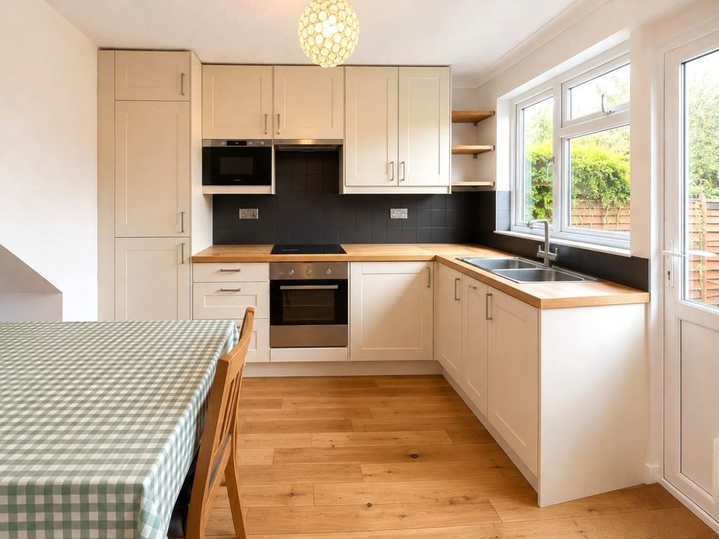 Property photo 3 of 8 Kitchen