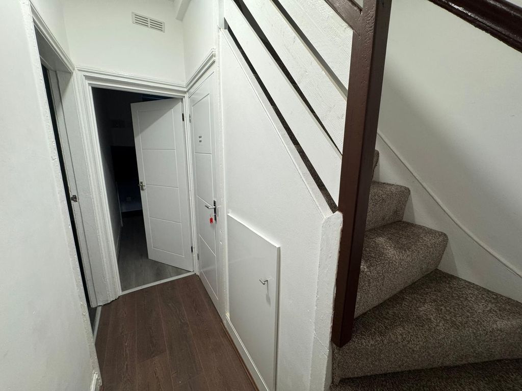 Property photo 2 of 6 Hallway