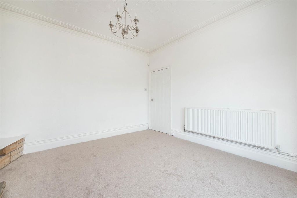 Property photo 3 of 22 Lounge