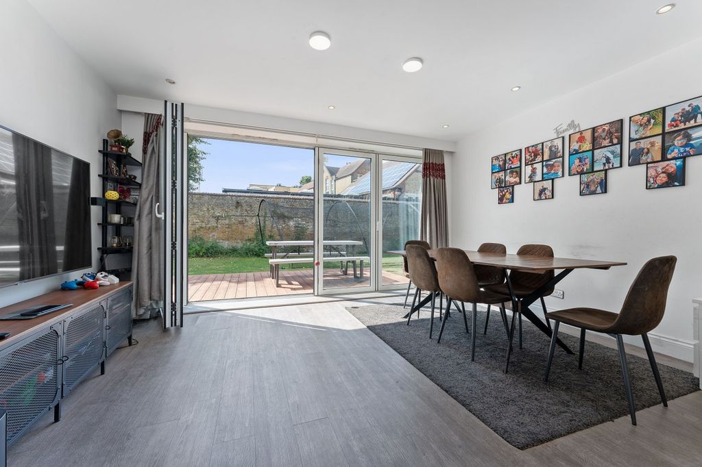 Property photo 2 of 21