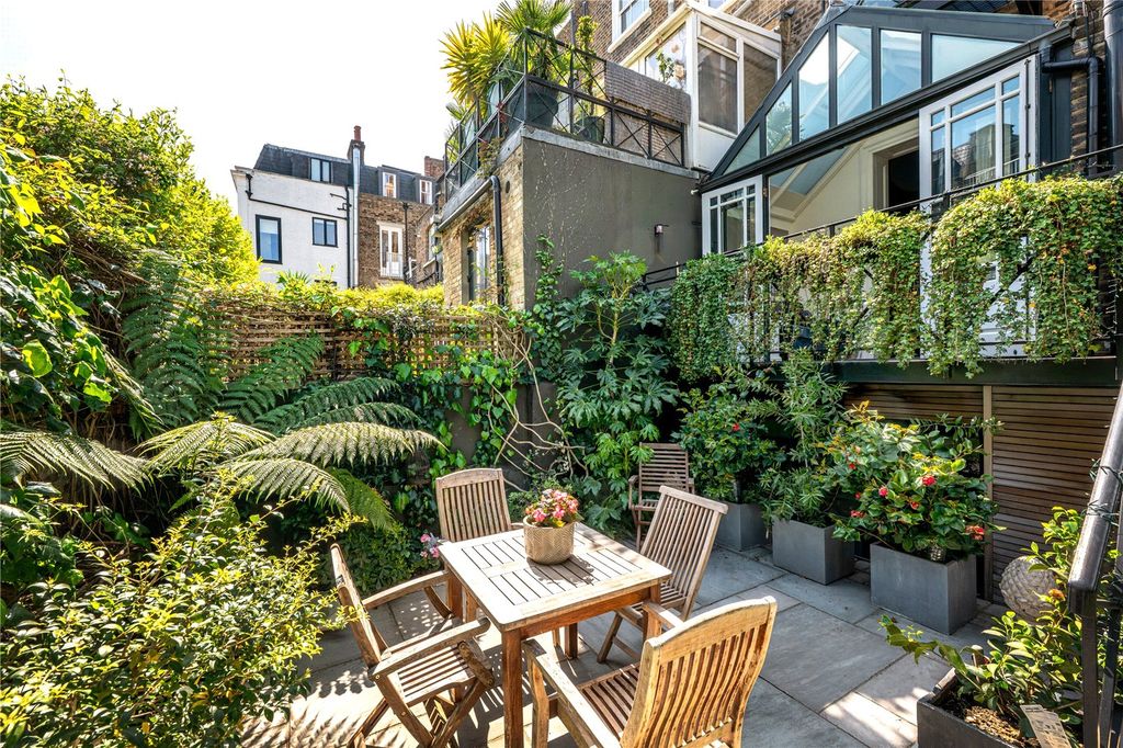 Property photo 3 of 18 Garden