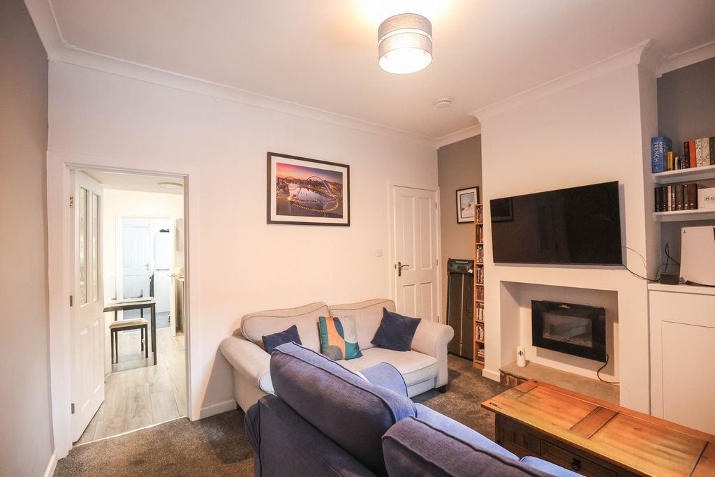 Property photo 3 of 13 Lounge