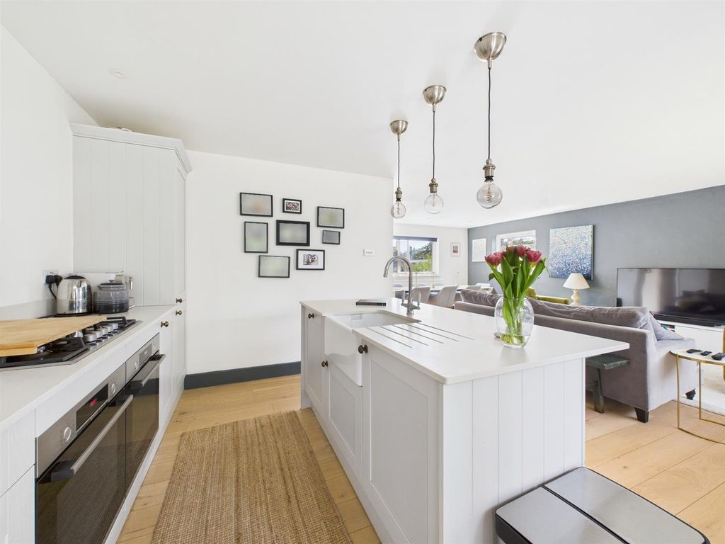 Property photo 3 of 26 Cam02885G0-Pr0347-Still007.Jpg