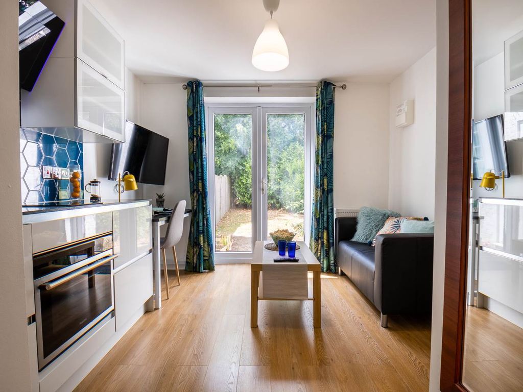 Property photo 1 of 8 Apt_3_1_Woodlandway_Studio_Apt (7 Of 9)