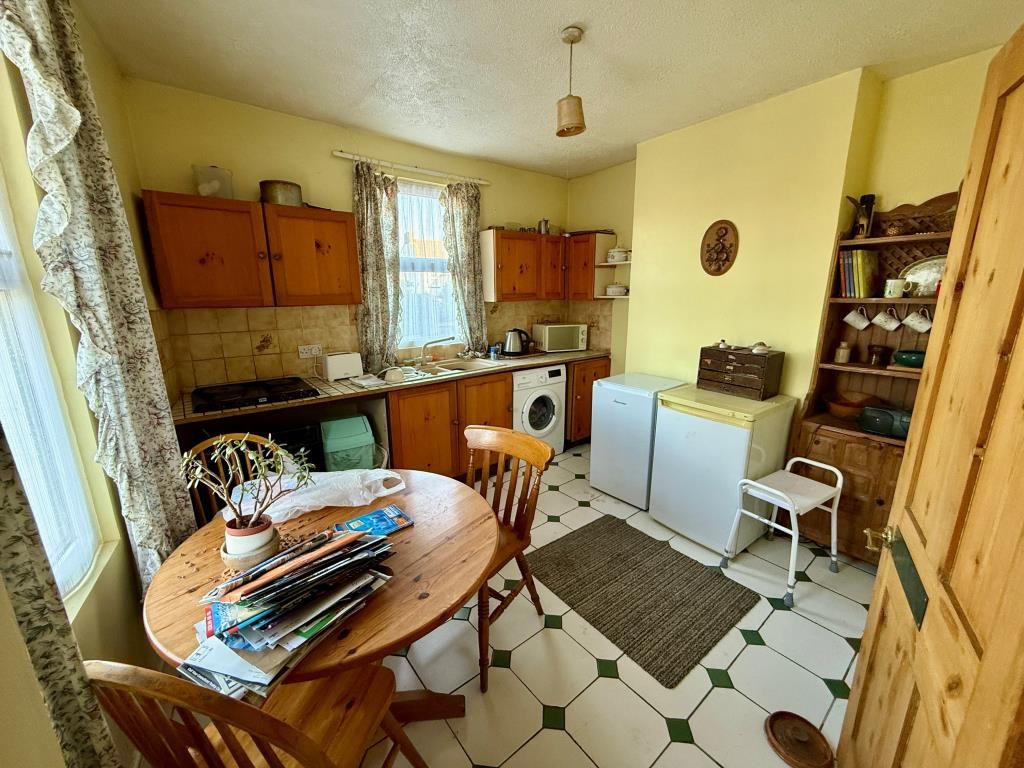 Property photo 3 of 10 Maisonette Kitchen
