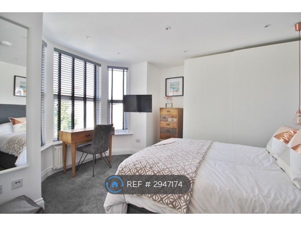 Property photo 1 of 12 Room 5