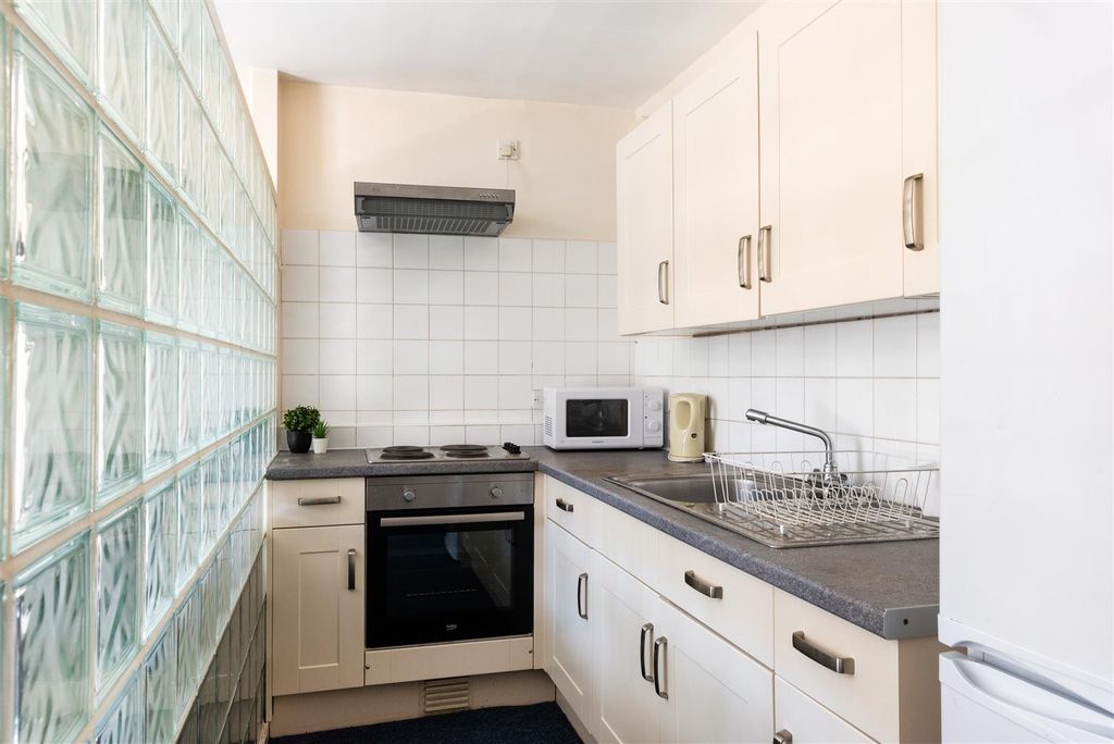 Property photo 3 of 11 16 Portland Street-7.Jpg