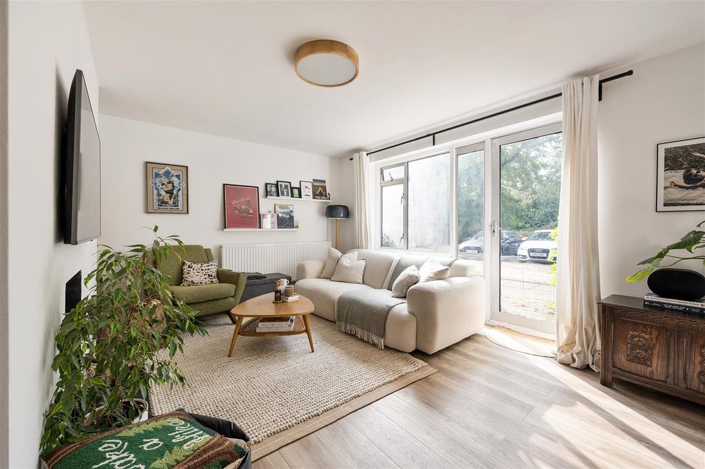 Property photo 2 of 25 Buxton Drive, E11